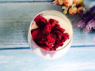 7、火龙果酸奶杯,再放入火龙果粒