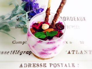 10、火龙果酸奶杯,插入两根装饰饼干，薄荷叶点缀