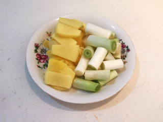 4、手撕牛肉干,鲜姜削皮后切成小片,大葱切成小段