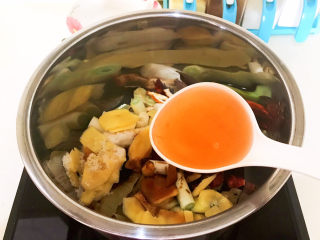 11、手撕牛肉干,加入料酒和精盐