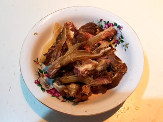 18、手撕牛肉干,把顺着牛肉的纹理撕成小条,放入烤箱,上下火190W烤10分钟