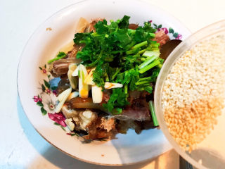 20、手撕牛肉干,加入熟白芝麻,调匀即可