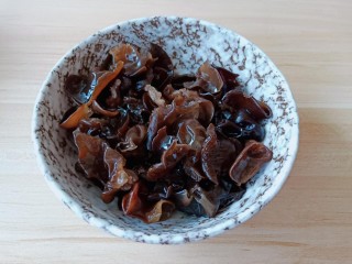 4、黄瓜木耳炒鸡蛋,泡发好的木耳清洗干净，用手撕成小块。