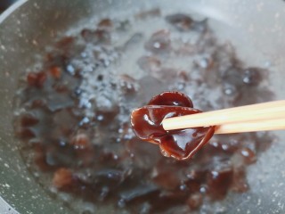 5、黄瓜木耳炒鸡蛋,木耳焯水两分钟。