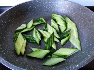 11、黄瓜木耳炒鸡蛋,再加一点点油放黄瓜翻炒一下。