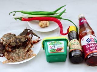 1、酱香花蟹,首先备齐所有的食材。