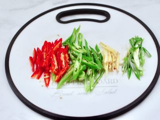 2、酱香花蟹,青红尖椒斜切成丝,葱姜切丝。