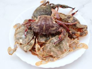 3、酱香花蟹,把花蟹用厨房刷子刷洗干净。