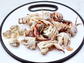 4、酱香花蟹,打开蟹盖,去掉胃部后,用刀把花蟹一切两开。