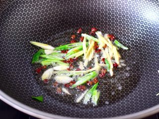 5、酱香花蟹,热油炒香花椒后,大火爆香葱姜丝。