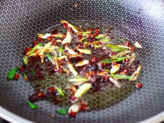 6、酱香花蟹,加入豆瓣酱小火慢慢煸炒出香味。