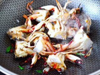 7、酱香花蟹,放入切开的花蟹,大火翻炒均匀。