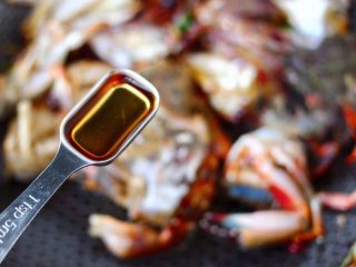 8、酱香花蟹,倒入料酒去腥。