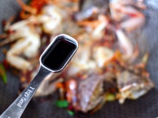 9、酱香花蟹,再倒入酱油调味调色。