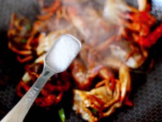 10、酱香花蟹,根据个人口味加入适量的盐和白糖(口味轻的可以不用加盐)。