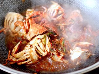 11、酱香花蟹,大火快速翻炒至所有食材混合均匀,倒入少许清水烧开后转中火继续烧至。