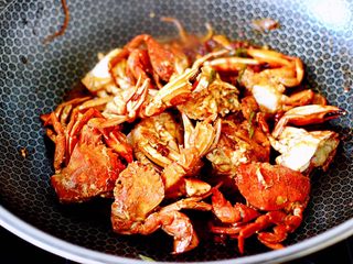 12、酱香花蟹,锅中汤汁收干时。