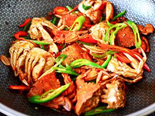 13、酱香花蟹,加入青红尖椒翻炒至断生变色即可关火。