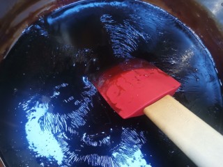 2、阿胶糕,泡好后放到不粘锅,或者不锈钢锅里熬,电磁炉300瓦,不停搅动