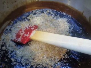 3、阿胶糕,熬制1小时左右加冰糖继续熬