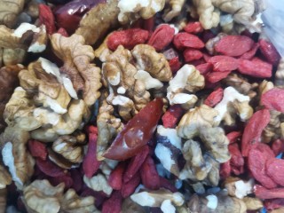 4、阿胶糕,大早去胡用剪刀剪成小条,核桃去皮