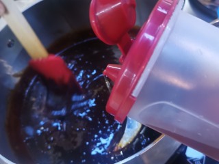 6、阿胶糕,中途觉得有些干,就在加一点黄酒,不能加水,打概熬制两个小时左右