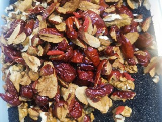 8、阿胶糕,所有材料和黑芝麻混合放到一起