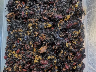 12、阿胶糕,然后到入一个模具中冷却后放冰箱冷冻1小时