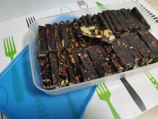 15、阿胶糕,放到保鲜盒中,放入冰箱保存,觉得短期吃不了也可以冷冻保存