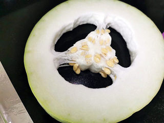 1、冬瓜炖薏米芡实汤,冬瓜