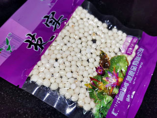 2、冬瓜炖薏米芡实汤,新鲜芡实