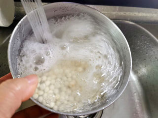 4、冬瓜炖薏米芡实汤,芡实冲洗干净