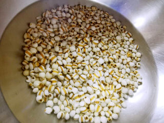 7、冬瓜炖薏米芡实汤,薏米加水浸泡一小时