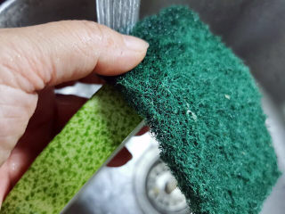 8、冬瓜炖薏米芡实汤,用洗碗布涮洗冬瓜皮