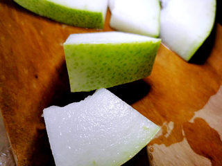 10、冬瓜炖薏米芡实汤,冬瓜切大块