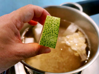 13、冬瓜炖薏米芡实汤,加入带皮冬瓜块