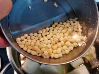 14、冬瓜炖薏米芡实汤,加入芡实，继续煮20分钟