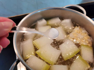 15、冬瓜炖薏米芡实汤,所以食材熟成后，加入少许盐调味即可