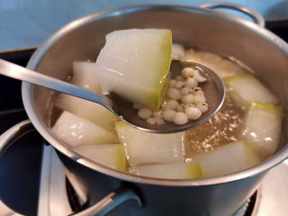 16、冬瓜炖薏米芡实汤,煮好的汤品十分清透，此时冬天籽可以捞掉