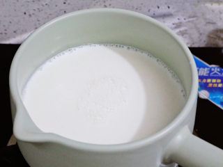 5、桃胶奶冻,再放到炉上小火边加热边搅拌，煮至边缘冒泡时关火