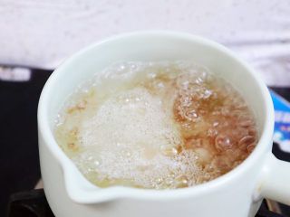 11、桃胶奶冻,大火煮开