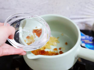 10、桃胶奶冻,加入水