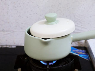 12、桃胶奶冻,大火煮开后，盖上盖子，转小火慢炖30分钟