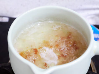 15、桃胶奶冻,再继续慢炖5-10分钟即可，雪燕最后加入，无需炖煮太久，免得化开了