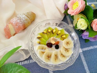 1、微波炉香蕉牛奶燕麦,先来一张成品图