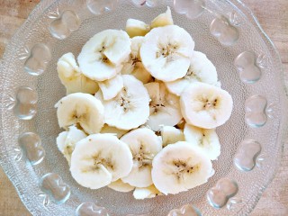 7、微波炉香蕉牛奶燕麦,把香蕉片码在上面