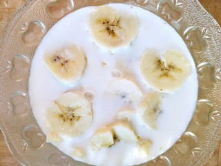 8、微波炉香蕉牛奶燕麦,倒入纯牛奶，大概没过香蕉片就好