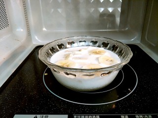 9、微波炉香蕉牛奶燕麦,微波炉高火两分钟，这是秋冬季节的时间。夏季的话一分半，最好在旁边盯着，沸了的话会溢出来