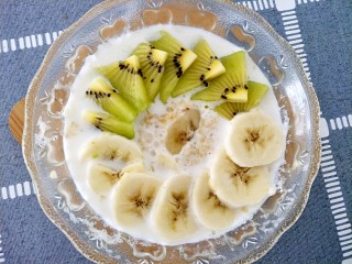 11、微波炉香蕉牛奶燕麦,两分钟后就能闻到香蕉和牛奶融合的香气