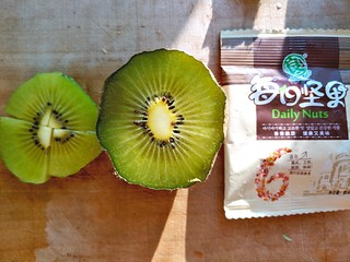 10、微波炉香蕉牛奶燕麦,等待期间准备自己想要搭配的水果坚果